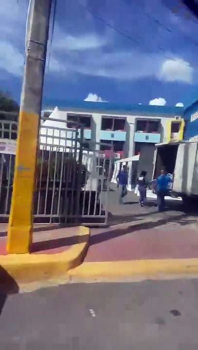 Residentes de urbanización Máximo Gómez dicen estar en zozobra porque carros de empleados Alcaldía SDN obstaculizan el tránsito