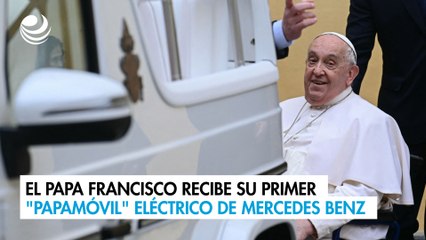 El papa Francisco recibe su primer "papamóvil" eléctrico de Mercedes Benz