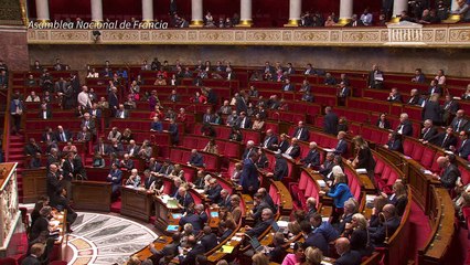 Los diputados franceses tumban al gobierno entre llamados a la dimisión de Macron