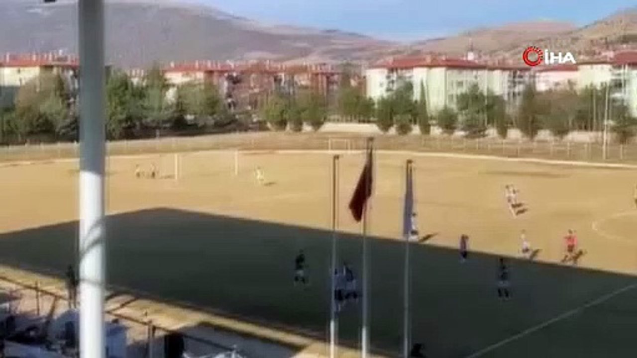 Amatör lig maçında futbolcular birbirine girdi!