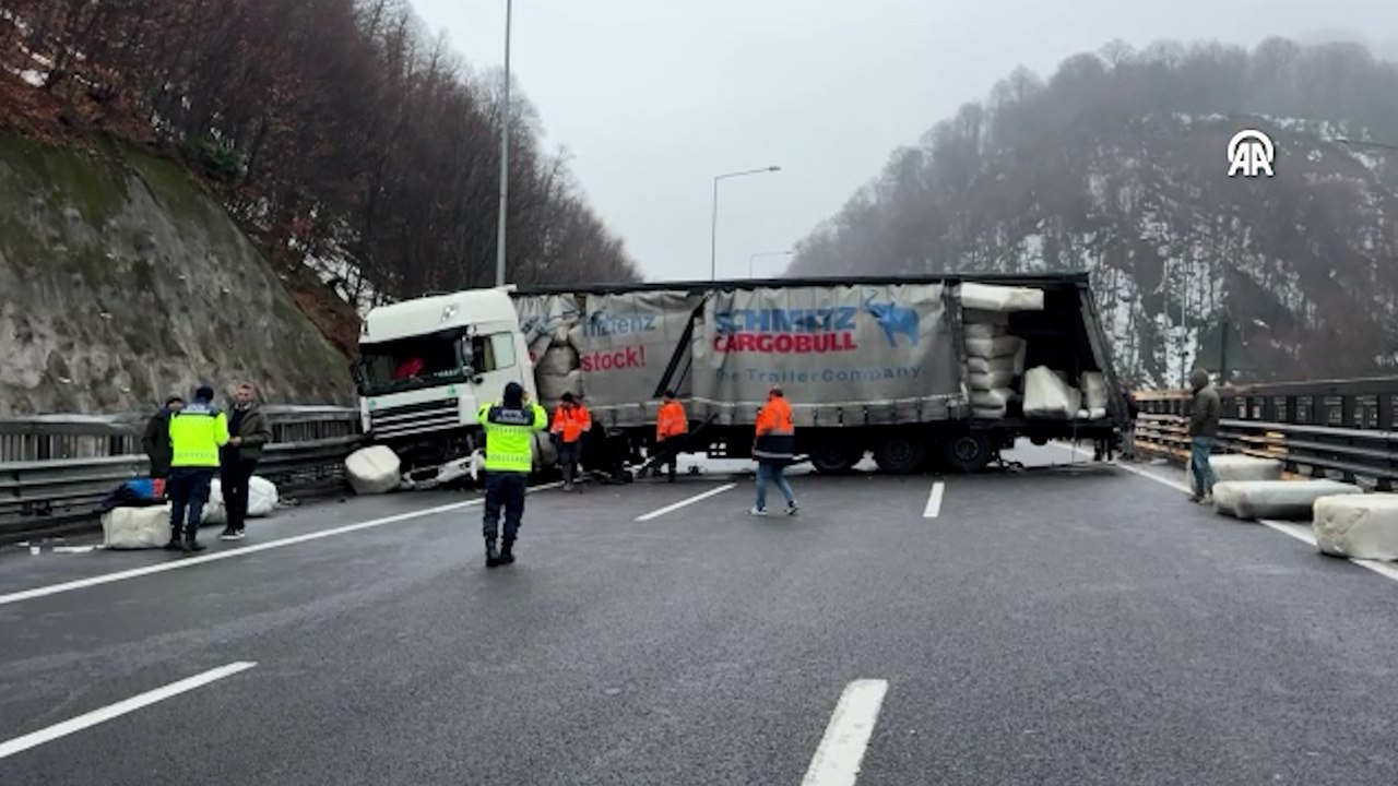 Bolu Dağı'nda makas atan TIR'a otomobil çarptı