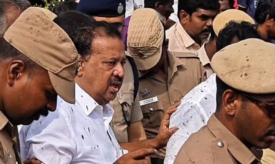 VIDEO: मंत्री पोन्मुडी और अधिकारियों पर प्रदर्शनकारियों ने फेंका कीचड़