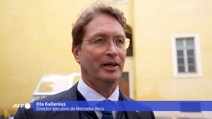 El papa Francisco recibe su primer "papamóvil" eléctrico de Mercedes Benz