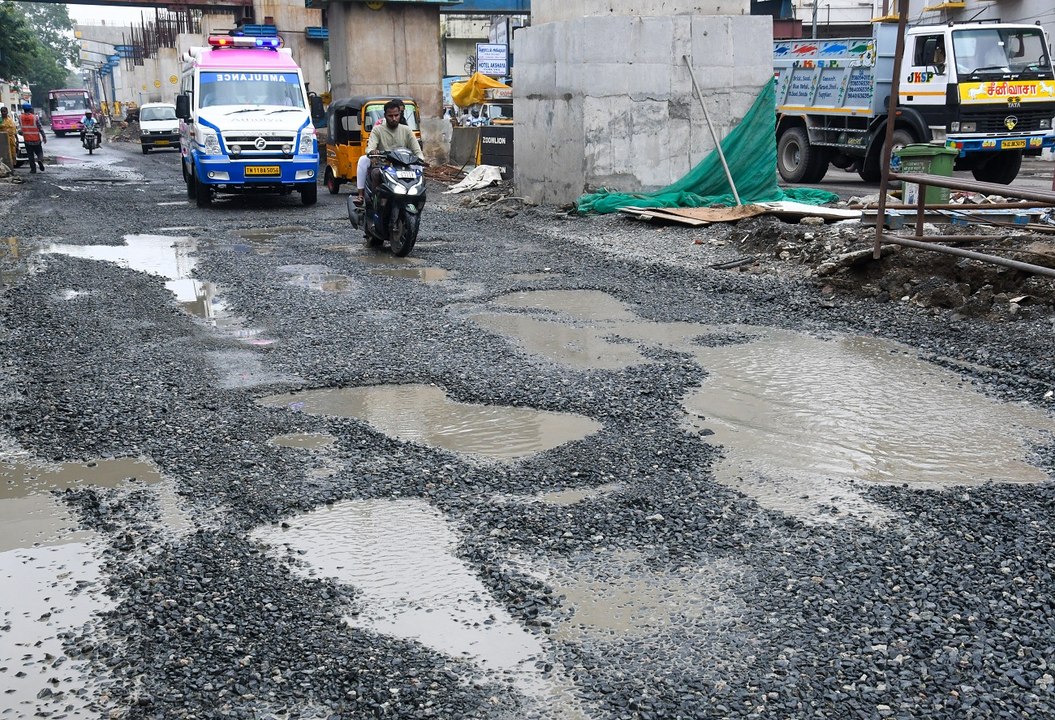 VIDEO: चेन्नई में बारिश से गड्ढों में बदली सड़क...