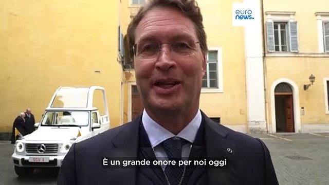 Vaticano: consegnata la nuova papamobile, auto elettrica in linea con le posizioni del Papa