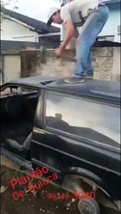 Il découpe sa voiture en 2 après son divorce...
