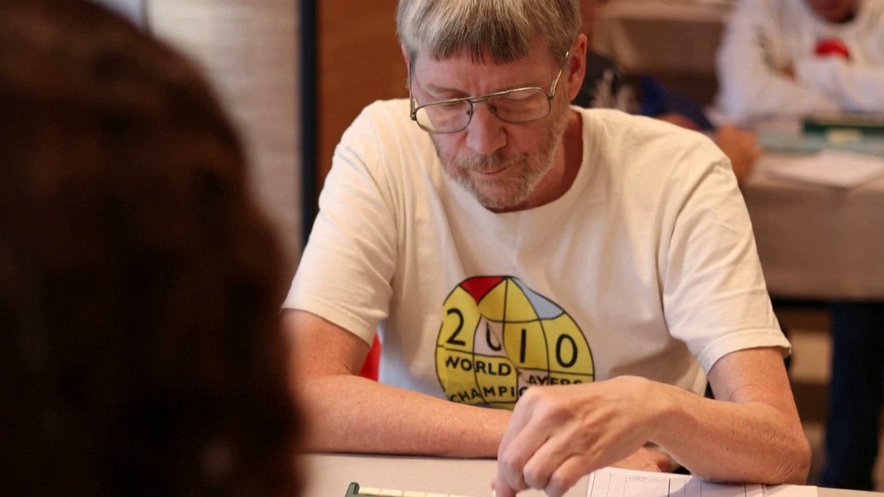 No sabe hablar español y se proclama campeón de Scrabble en castellano: vean cómo lo hace