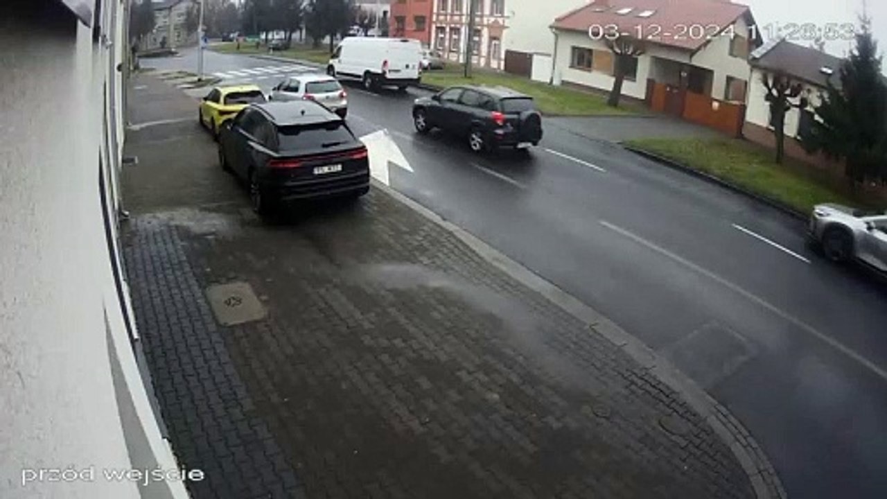 O krok od tragedii na przejściu dla pieszych w Rakoniewicach! Rozpędzony peugeot omal nie potrącił dziecka