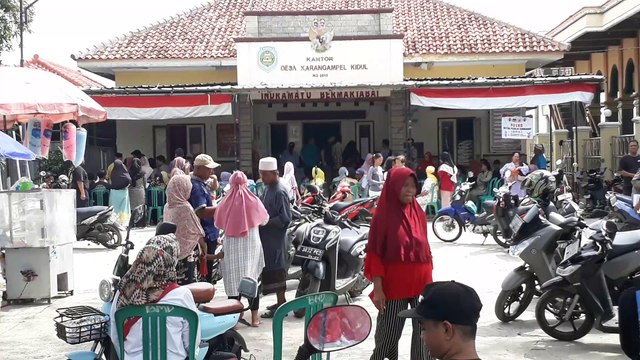 Pembagian Bantuan Pangan di Desa Karangampel Kidul