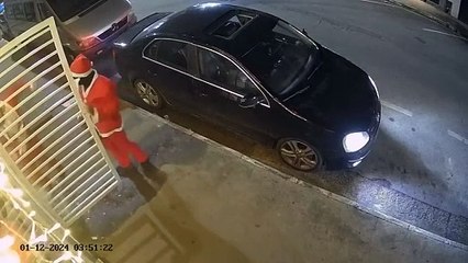 Dupla disfarçada de Pai Natal assalta loja de eletrónicos no Brasil. Veja