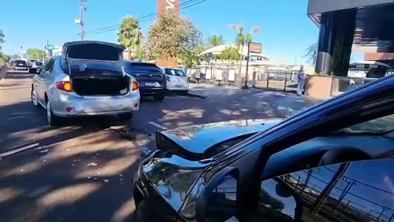 Celta e Corolla colidem na Avenida Tancredo Neves