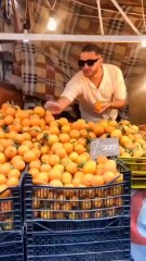 Dj Snake en mode vendeur au marché de la Kasbah à Alger 🍊👀 Vous l’avez croisé ? Partagez vos images !