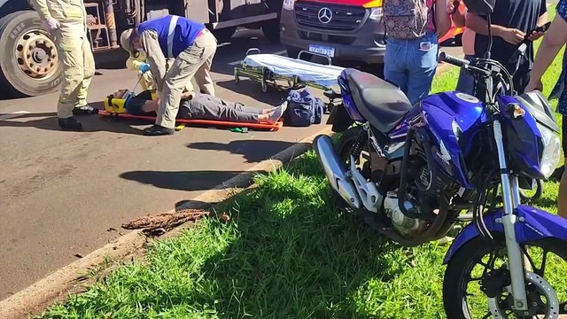 Motociclista fica ferido após colisão com carro na Avenida Rocha Pombo