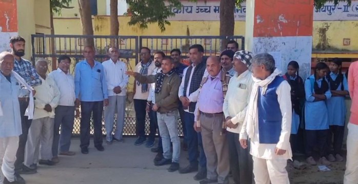 ​शिक्षकों की कमी को लेकर स्कूल पर जड़ा ताला