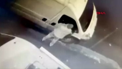 Esenyurt’ta minibüsten 38 saniyede hırsızlık kamerada