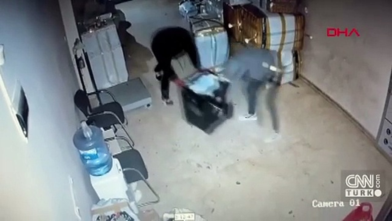 İstanbul'da döviz dolu kasayı sürükleyerek böyle çaldılar | Video Haber