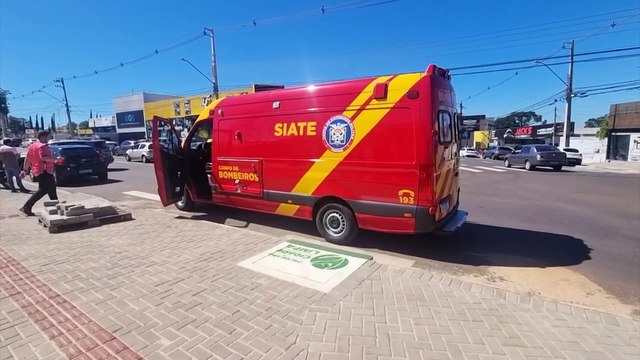 Mulher quebra o braço após colisão entre carro e moto na Avenida Carlos Gomes