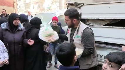 İHH, Halep halkına ekmek dağıttı