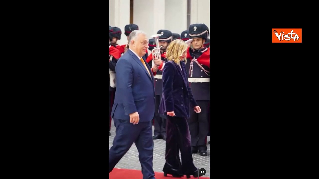 "Take care", il saluto e il bacio di Orban a Meloni dopo il loro l'incontro a Palazzo Chigi