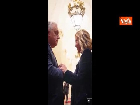 Take care , il saluto e il bacio di Orban a Meloni dopo l'incontro a Palazzo Chigi