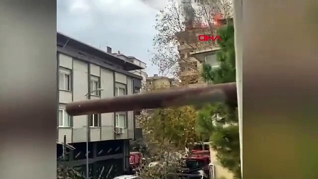 İstanbul - Ataşehir'de 8 katlı binanın çatısı alev alev yandı