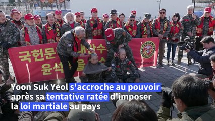 Corée du Sud: d'anciens soldats se font raser la tête pour protester contre le président