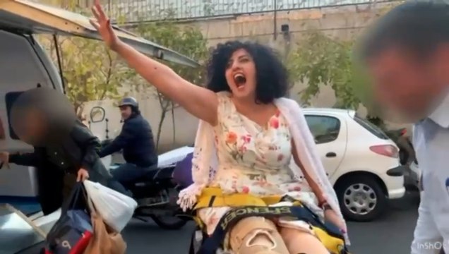 La joie de la prix Nobel de la paix iranienne, à sa sortie de prison