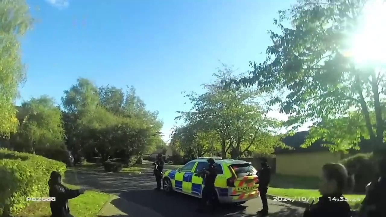 Knife-wielding thug threatens to kill a police officer.