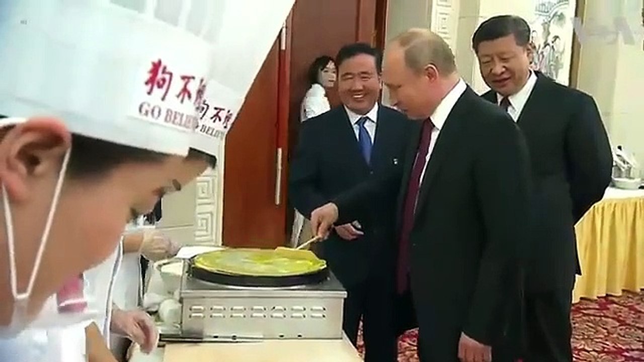 Russia's Putin and China's Xi Jinping learn to make Chinese dumplings _ VOANews