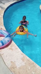 الاطفال يسبحون ويلعبون في حمام السباحه 😂لعب الاطفال