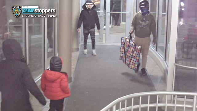 Man beaten by knife-wielding robbers in Queens home invasion