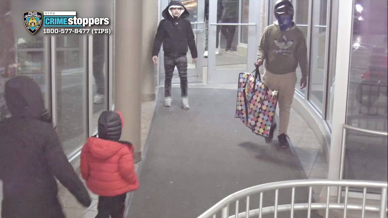 Man beaten by knife-wielding robbers in Queens home invasion