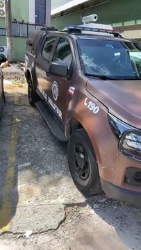 Bandidos fazem mulher de refém em bairro de Salvador; submetralhadora e drogas são apreendidas