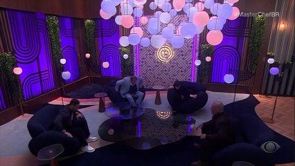 Cesar vence prova ao fazer picolé com pimenta-malagueta
