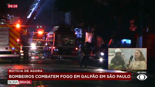 Incêndio de grandes proporções atinge galpão na zona leste de São Paulo