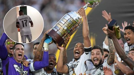Marlon Freitas del Botafogo levanta el trofeo de la Copa Libertadores y sale corriendo a los vestidores ¿Cuál es la razón?