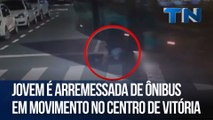 Jovem é arremessada de ônibus em movimento no Centro de Vitória