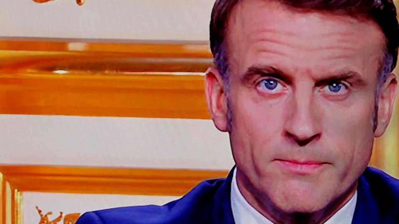 Macron ataca a la izquierda y la derecha francesas tras la moción de censura
