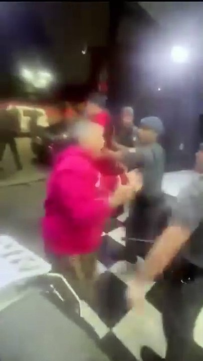 PMs são afastados após agrediram idosa e aplicarem golpe de mata-leão em seu filho” está bloqueado  Eduarda Soares está editando agora PMs são afastados após agrediram idosa e aplicarem golpe de mata-leão em seu filho