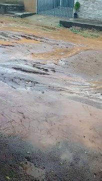 Moradores da Rua Alaíde Vieira de Lucena, no Salgadinho, reclamam de lama após obras de terraplanagem para pavimentação; Secretário se pronuncia