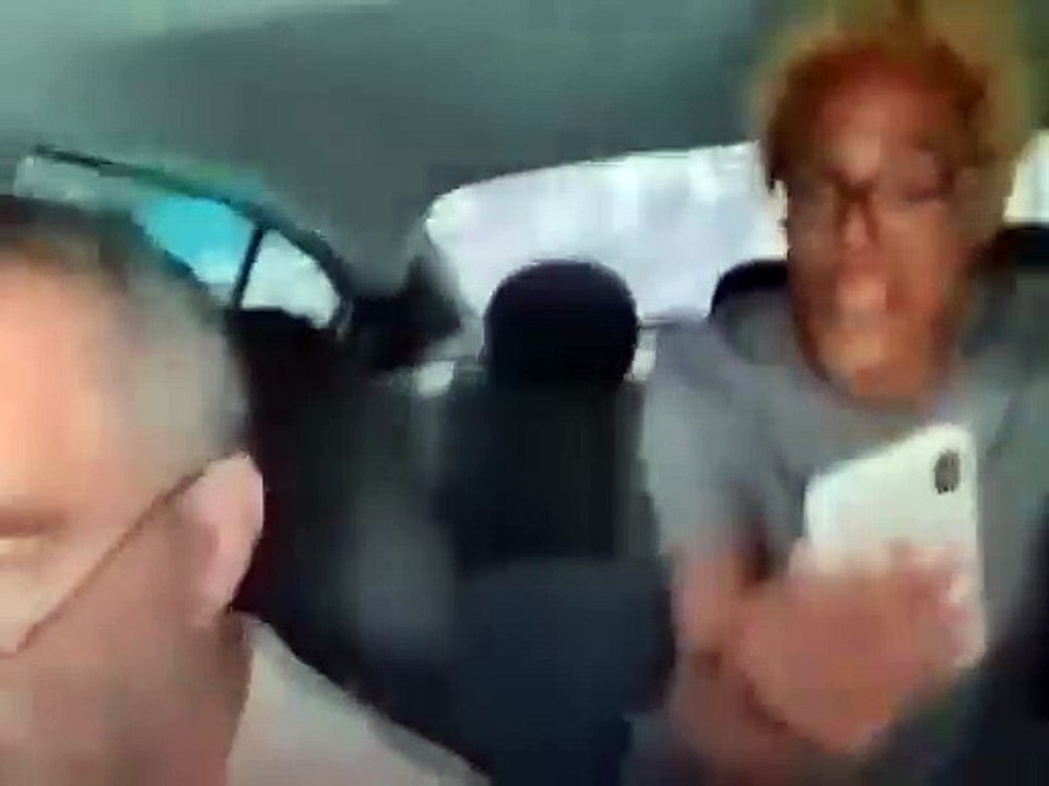 Passageiro de Uber finge ser agredido mas câmera no carro expõe farsa