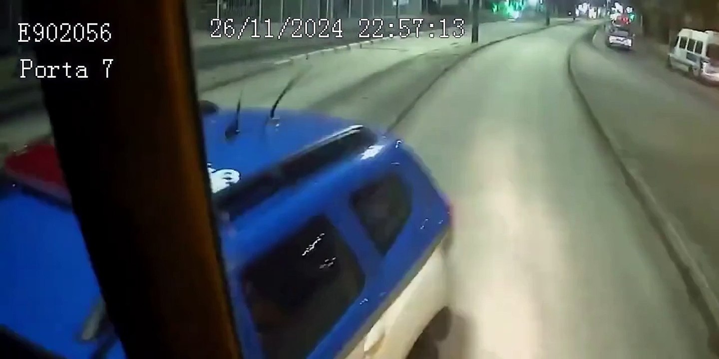 Police car crashes into bus (video)