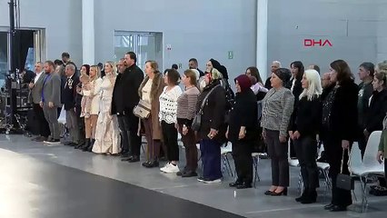 Öğrencilerin peşine takılıp geldiği okulun ''yıldızı'' oldu