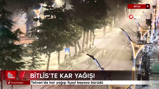 Bitlis Tatvan’da kar yağışı ilçeyi beyaza bürüdü