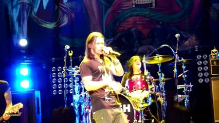 Slash and Myles Kennedy - Rocket Queen