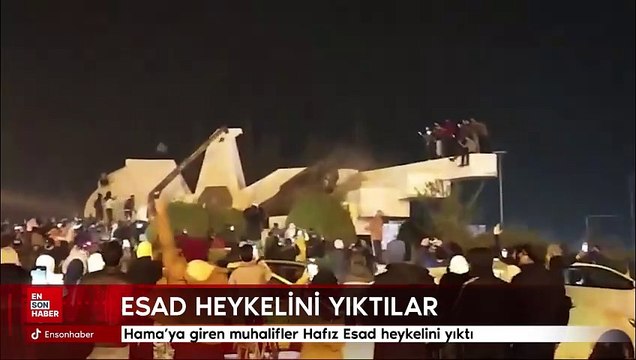 Hama'ya giren muhalifler Hafız Esad heykelini yıktı