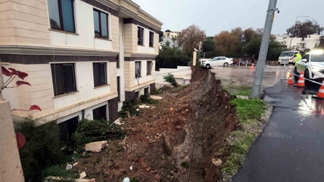 Bodrum'da lüks sitenin istinat duvarı çöktü: Bir kişi sel sularında sürüklendi