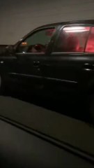 Ce fou lâche son meilleur freestyle au volant 😭