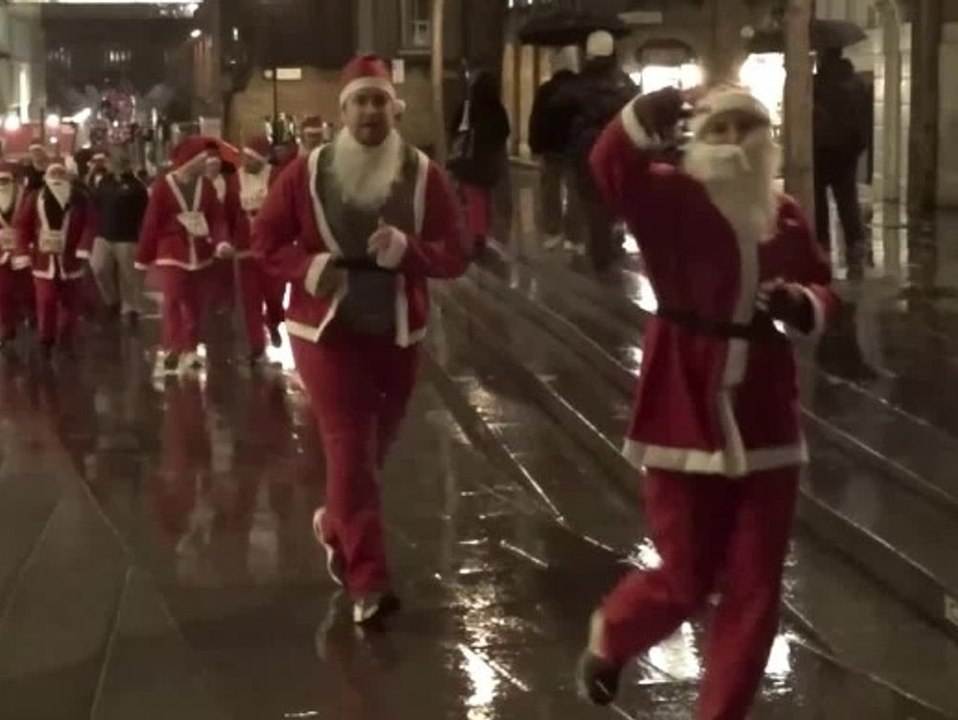 Aktion gegen Krebs: 3.000 Weihnachtsmänner joggen durch London