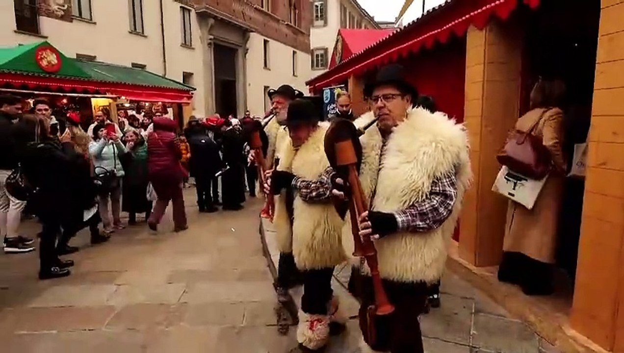 Milano, inaugurazione Mercatini di Natale in piazza Duomo con la musica degli zampognari